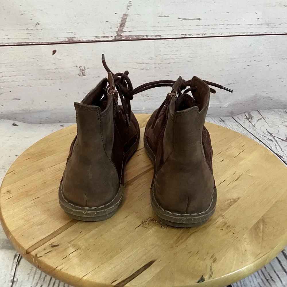 Clarks‎ Boots Womens Sz 7 Tamitha Key brown suede and leather lace-up ankle